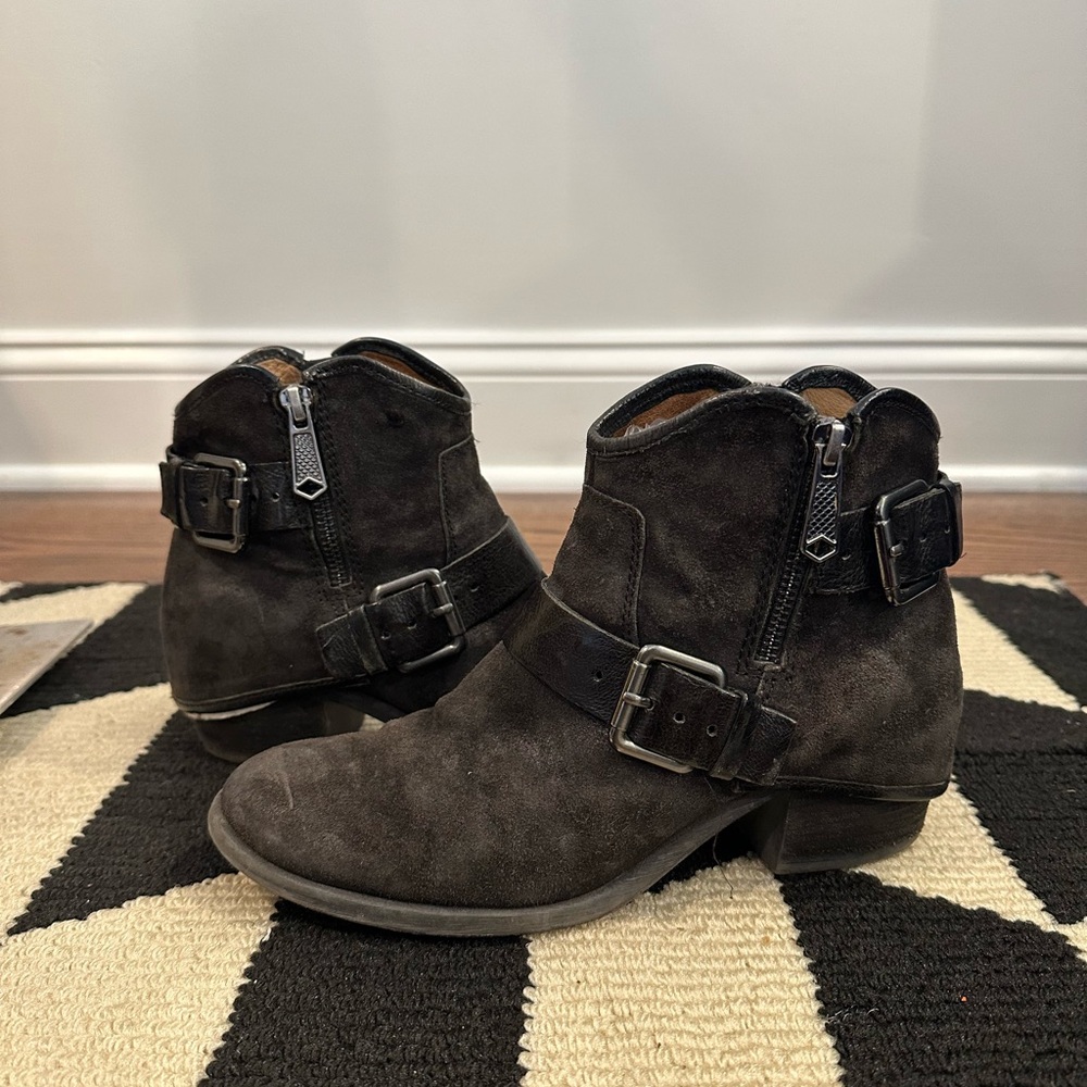 These Boots Were So Made For Walk-in! Donald Pilsner Does not play! W Sz 6🖤